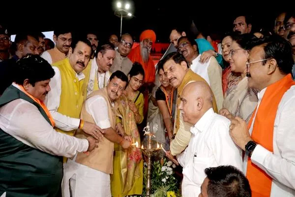 उज्जैन शिप्रा घाट पर दीप प्रज्ज्वलन